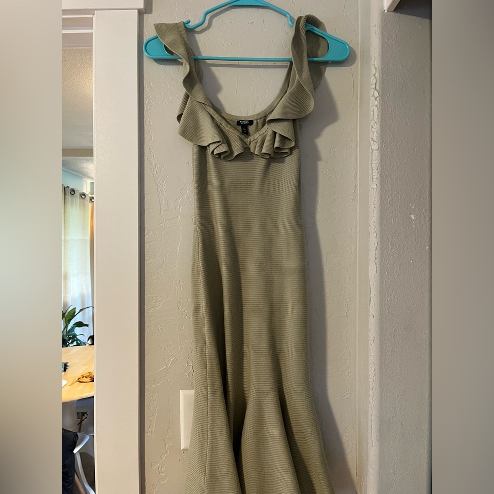 Express like new sage green midi body contour dress